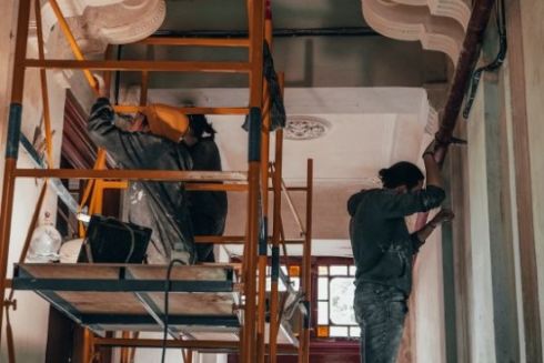 Во Львове учат горожан реставрировать историческую стенопись в подъезде