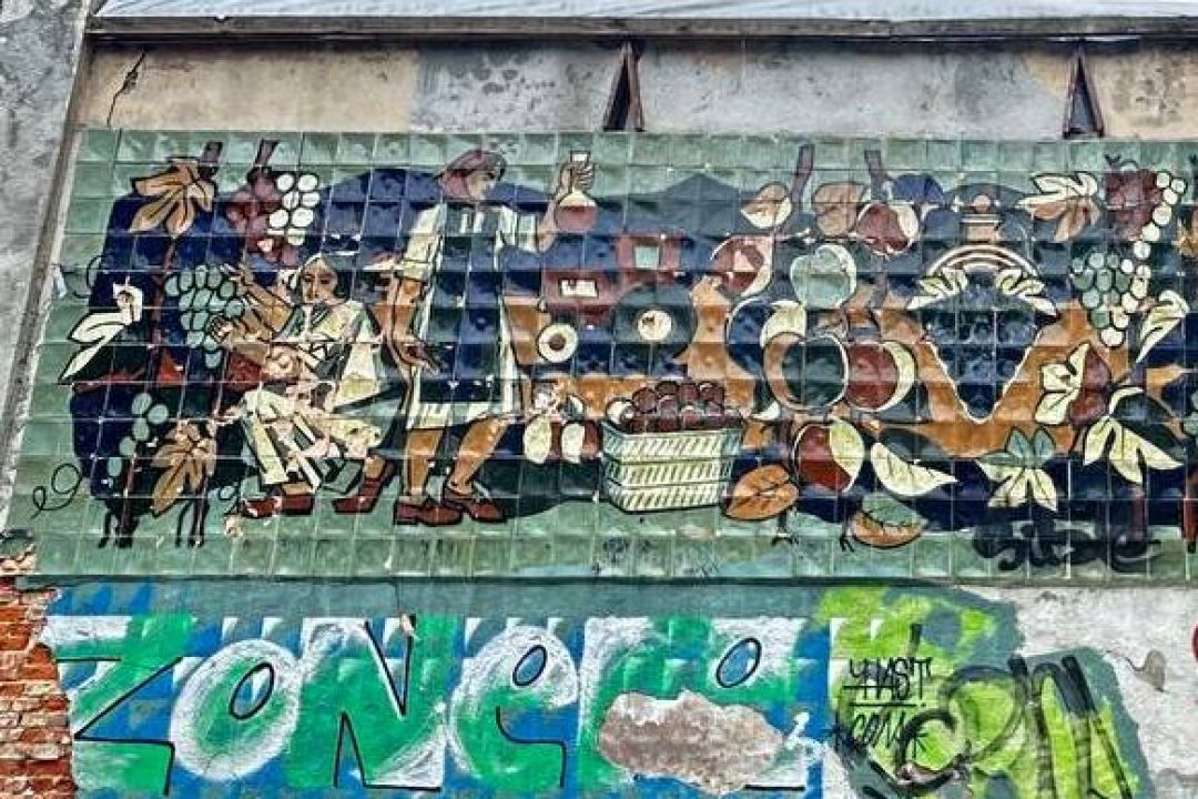У Львові збережуть керамічне панно "Збір винограду" — його перенесуть в інше місце