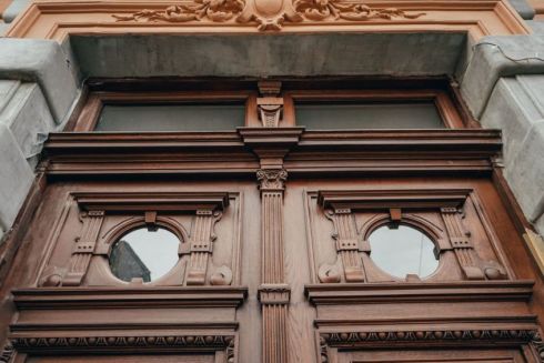 Фото. Во Львове восстановили историческую дверь в неоренессансном доме