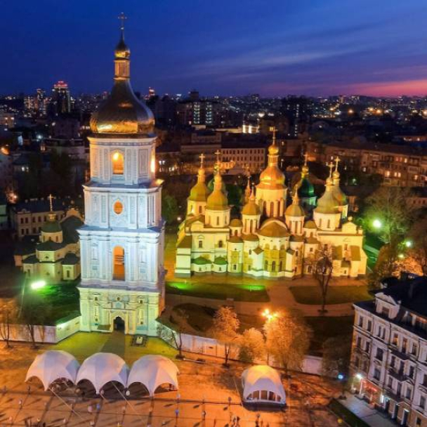 Біля Софії Київської хотіли провести реконструкцію будівлі і звести додатковий поверх: суд заборонив роботи