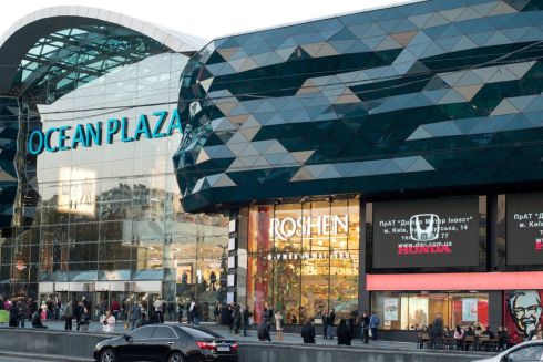 На Лыбедскую площадь вернули антипарковочные столбики