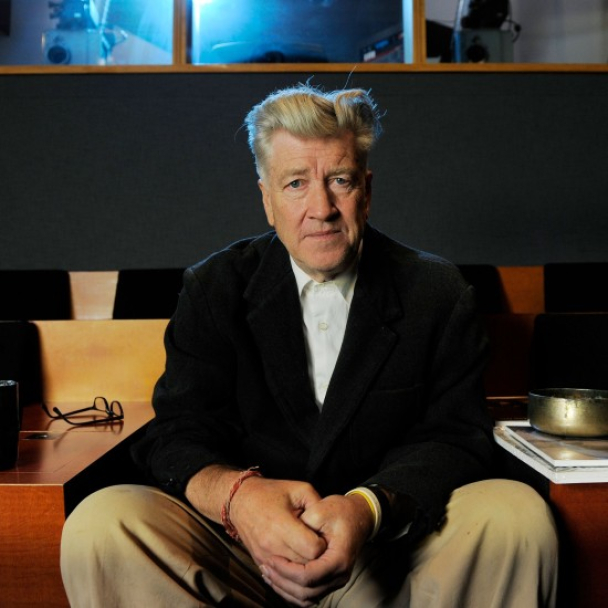 Від камер до червоних штор із “Твін Пікса”: особисті речі Девіда Лінча виставили на аукціон