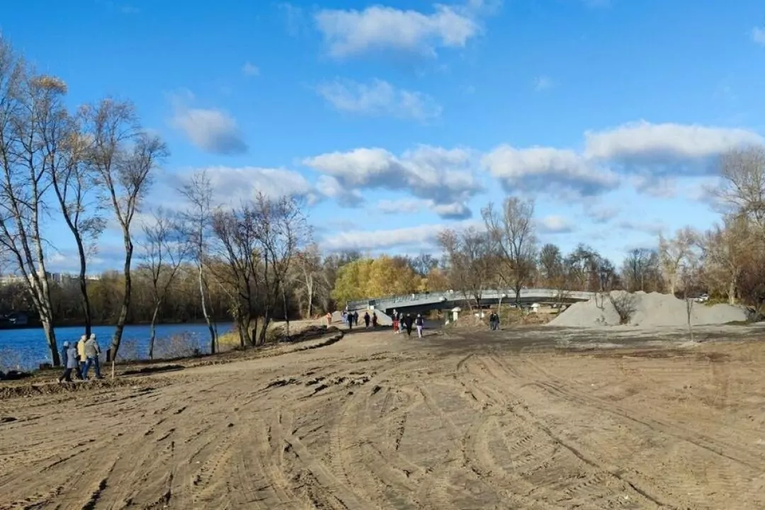На Оболонському острові розпочали капітальний ремонт. Тут хочуть облаштувати велодоріжки та пляжну зону