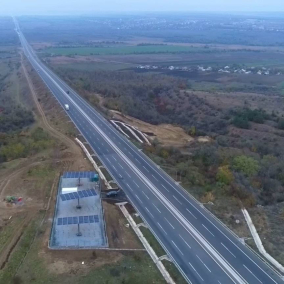 На трассе Киев-Одесса установили солнечную электростанцию для освещения участка дороги