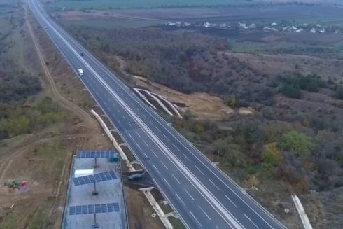На трасі Київ-Одеса встановили сонячну електростанцію для освітлення ділянки дороги