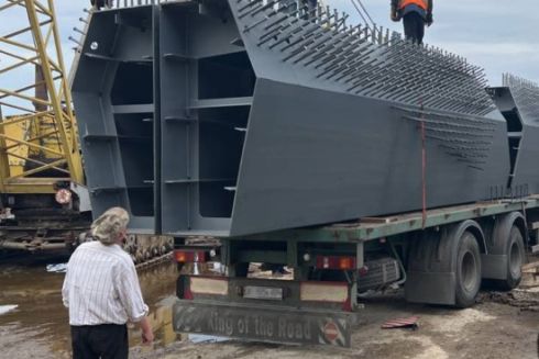 Для моста-волны на Оболони уже изготовили гигантские блоки для арок