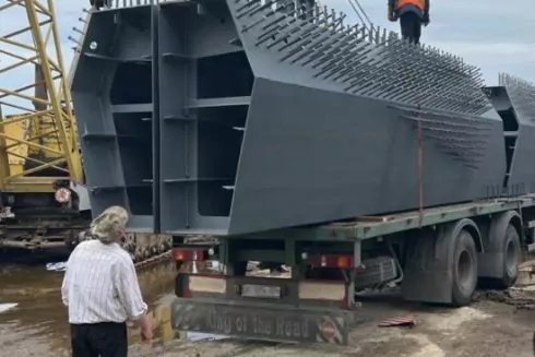 Для моста-волны на Оболони уже изготовили гигантские блоки для арок