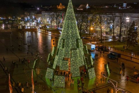 В Литве установили елку, которая светится за счет утилизированной кофейной гущи