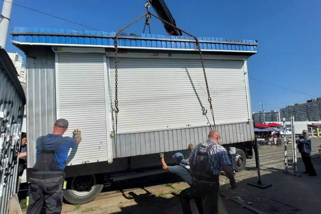 У Києві продовжать зносити МАФи, які перешкоджають шляху до укриттів &ndash; КМДА