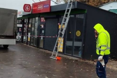 Біля станції метро “Нивки” демонтували МАФи