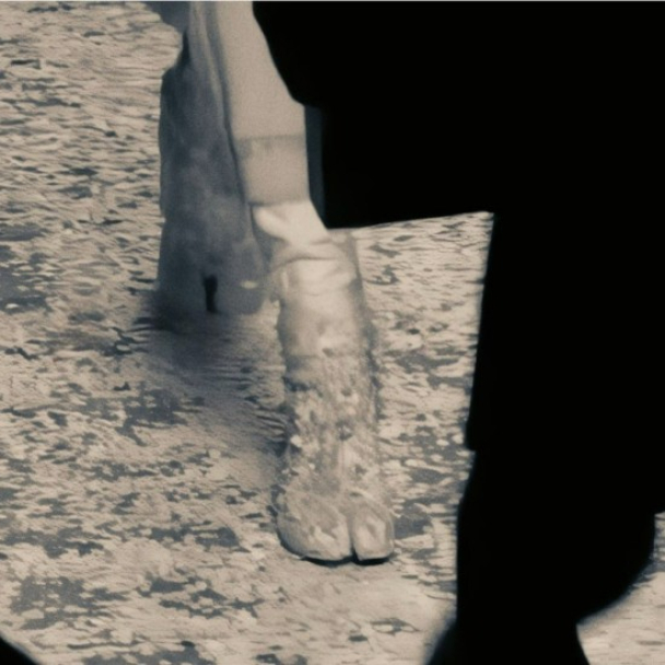 Maison Margiela випустив фільм про створення культових черевиків табі