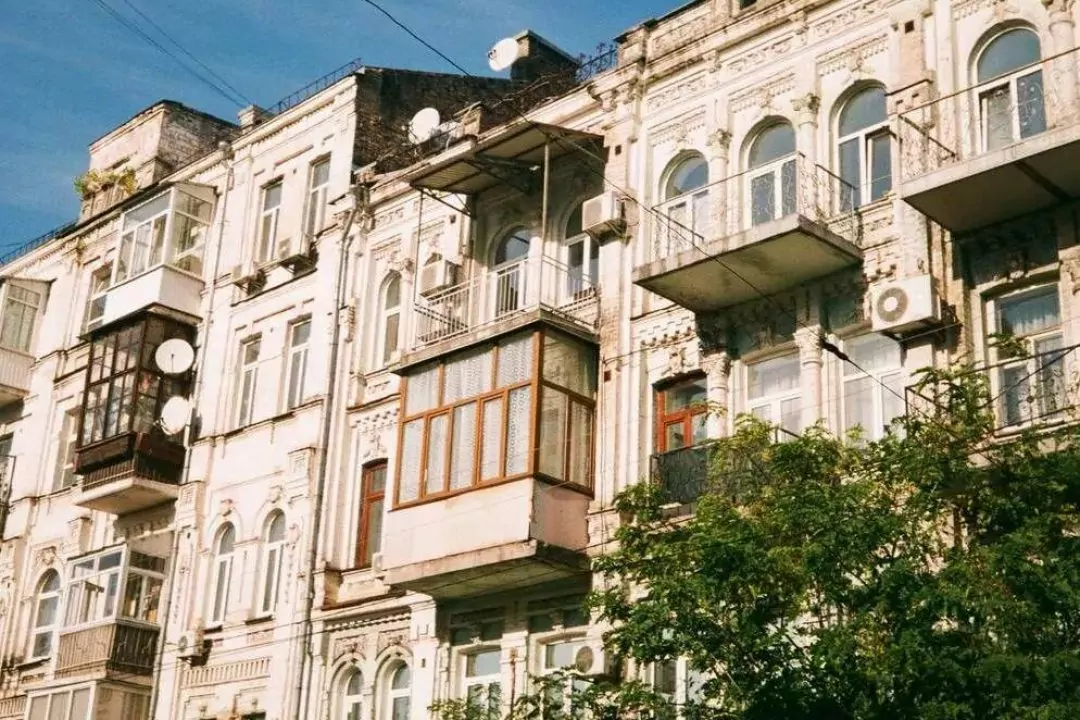 В историческом центре Киева будут убирать застекленные балконы и кондиционеры с фасадов
