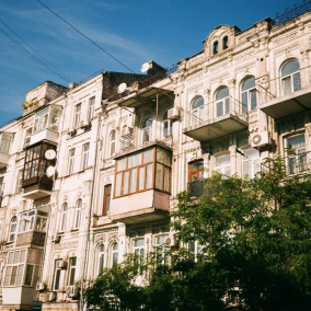 В історичному центрі Києва будуть прибирати засклені балкони та кондиціонери з фасадів