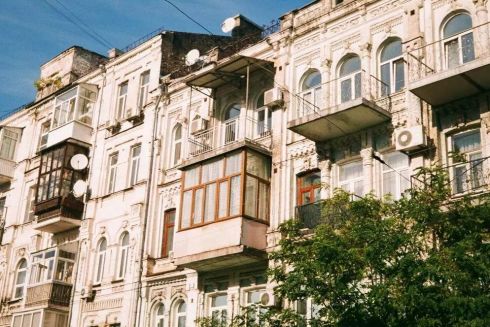 В историческом центре Киева будут убирать застекленные балконы и кондиционеры с фасадов