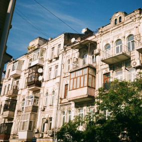 В Киеве хотят запретить пристройку и изменение формы балконов на исторических домах
