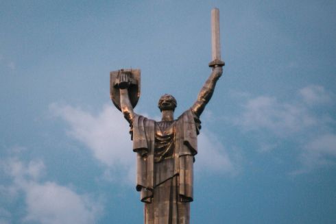 Київ поступово повертається до життя: як працюють магазини, медицина, доставка