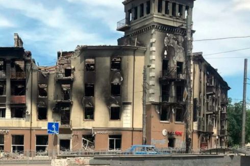 У Маріуполі росіяни зруйнували історичну будівлю з годинником, де була майстерня українського художника