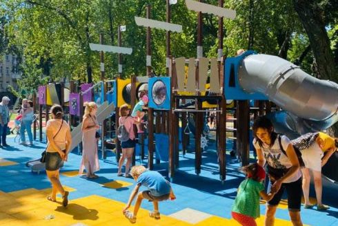 У Маріїнському парку реконструювали дитячий майданчик: дивіться фото до і після