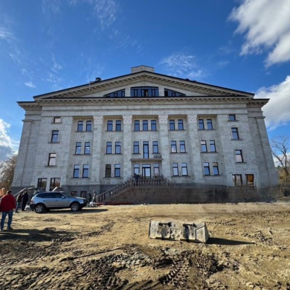 У Маріуполі окупанти відкривають «відновлений» драмтеатр, розбомблений ними у 2022 році