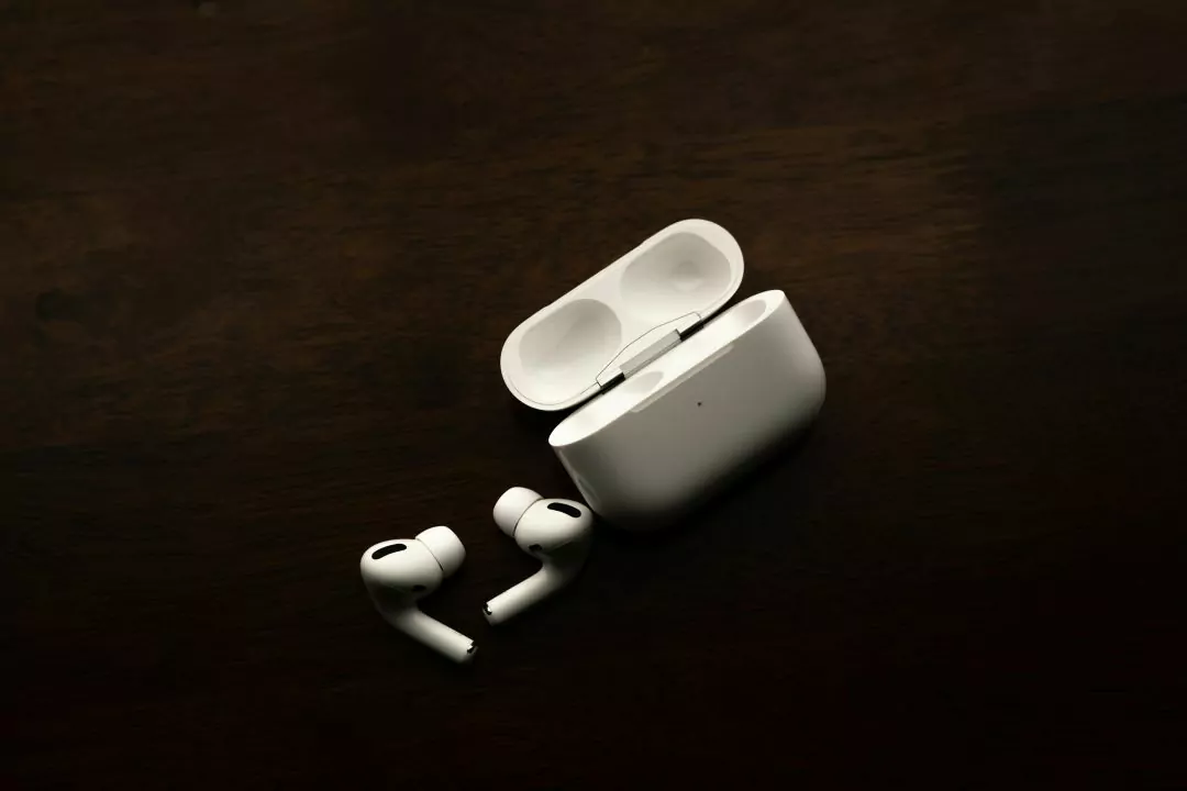 Apple планує випустити AirPods із вбудованими камерами