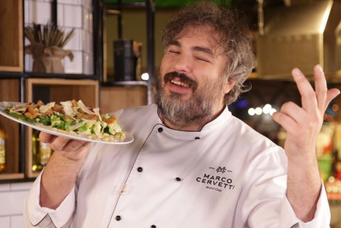 Без вареных яиц и бекона: как приготовить настоящий салат "Цезарь"