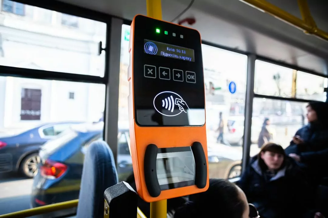 Коли у Києві запустять безготівкову оплату у маршрутках: відповідають у ГІОЦ