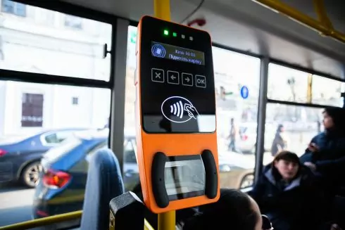 Внедрение безналичной оплаты в маршрутках отсрочили на 9 месяцев после окончания действия военного положения