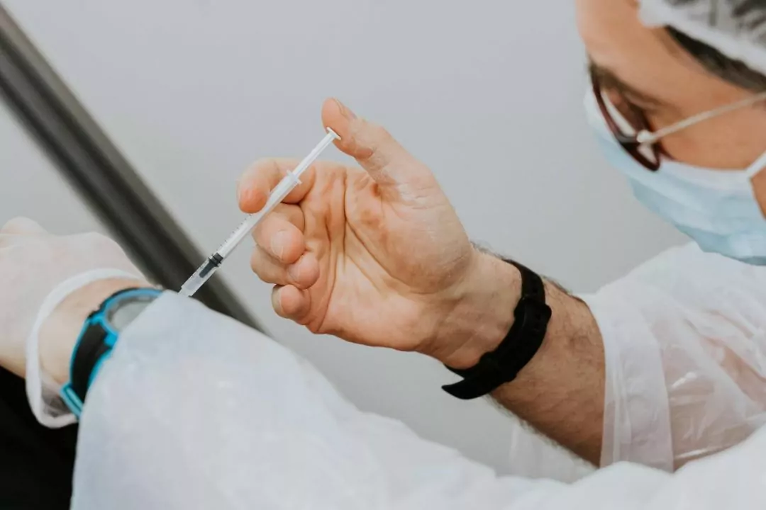 Вакцина Pfizer тепер доступна у центрах масової вакцинації для всіх охочих