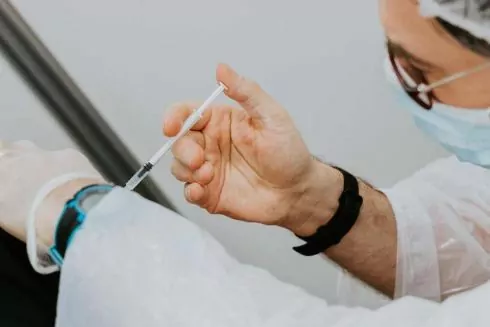 Бустерную дозу вакцины от коронавируса могут получить все совершеннолетние украинцы &ndash; Минздрав