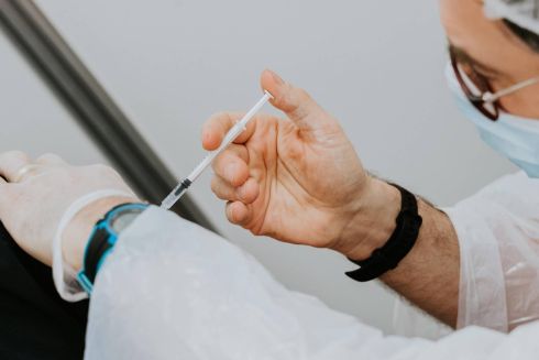 Киевлян будут прививать от COVID-19 в автобусах. Как это будет работать