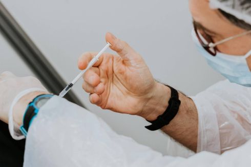 Вакцина Pfizer теперь доступна в центрах массовой вакцинации для всех желающих