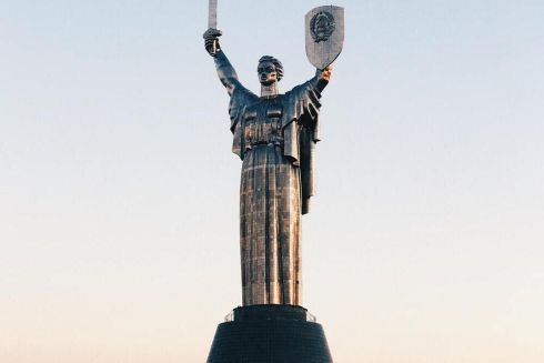 У Мінкульті розповіли, коли на «Батьківщині-матері» замінять радянський герб на тризуб