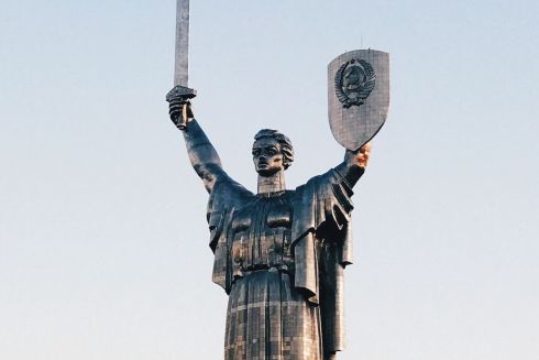 Смотрите, как в Киеве подсветили Родину-Мать в цвета флагов США и Украины