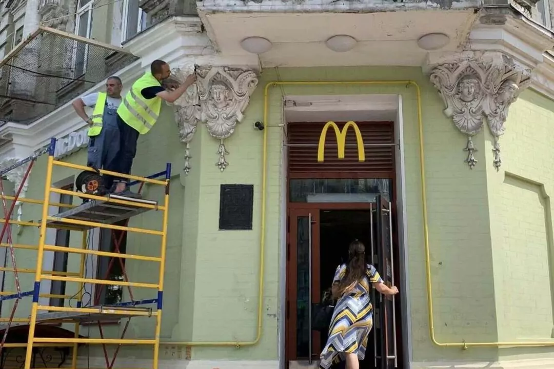У Києві McDonald's відновив маскарон на пам'ятці архітектури &mdash; через 2 роки після падіння