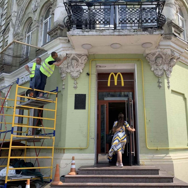 У Києві McDonald's відновив маскарон на пам'ятці архітектури — через 2 роки після падіння