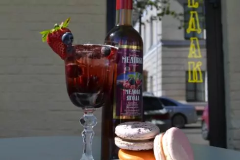 Возле Контрактовой открыли кафе &laquo;Медак&raquo; с 20 видами медовых настоек и вин