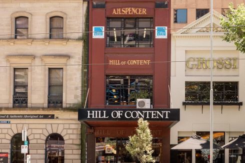 Найстаріша книгарня Мельбурна переїхала "живим ланцюгом"