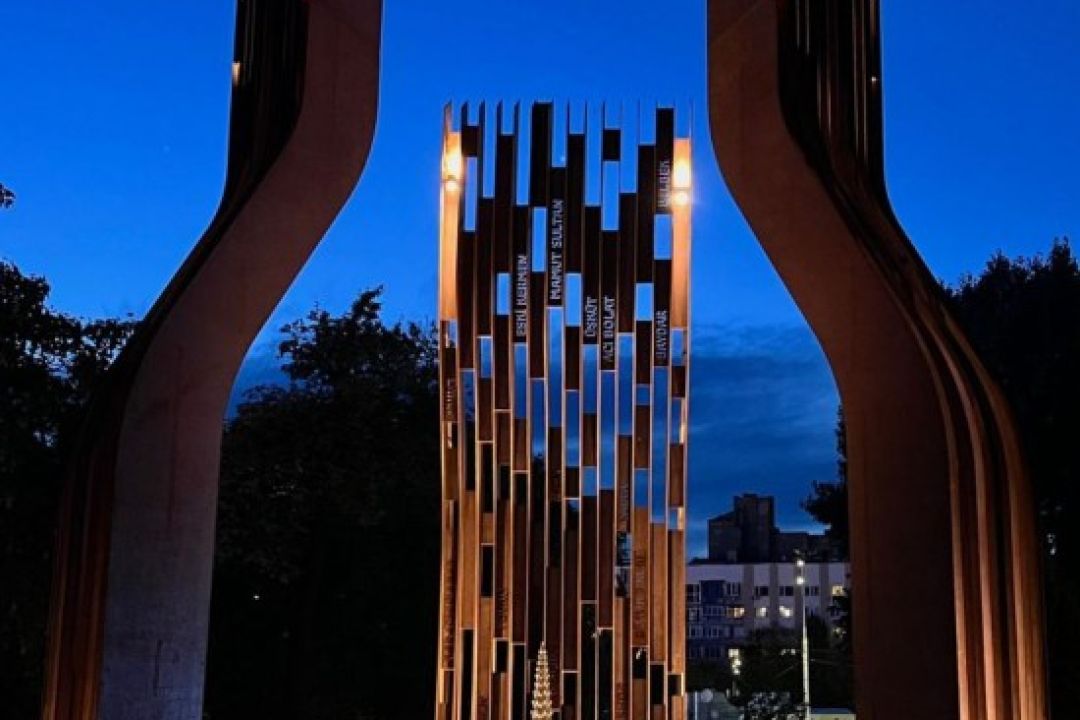 На Либідській завершили Меморіал пам’яті геноциду кримських татар: там встановили ілюмінацію