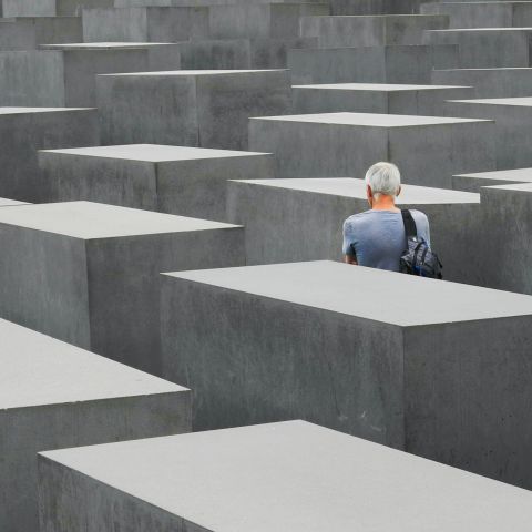 Меморіали жертвам Голокосту: як вшановувати трагедію через камінь