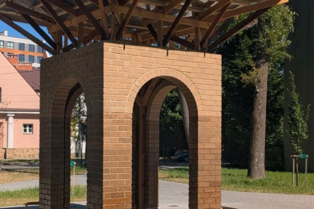 У Львові збудували меморіальний павільйон із пресованої землі