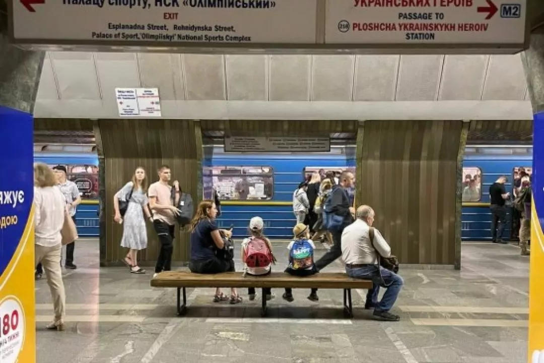 &laquo;Площадь Украинских Героев&raquo; вместо &laquo;Площади Льва Толстого&raquo;: в киевском метро начали менять вывески