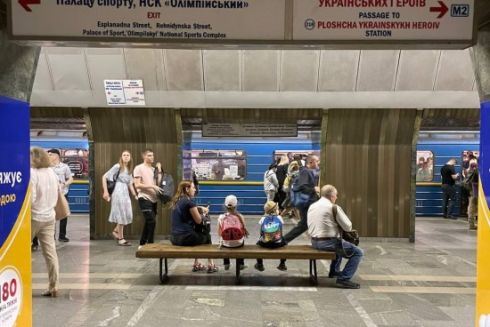 «Площадь Украинских Героев» вместо «Площади Льва Толстого»: в киевском метро начали менять вывески