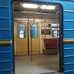 У київському метро запустили вагон з експериментальними поручнями: ось як вони виглядають