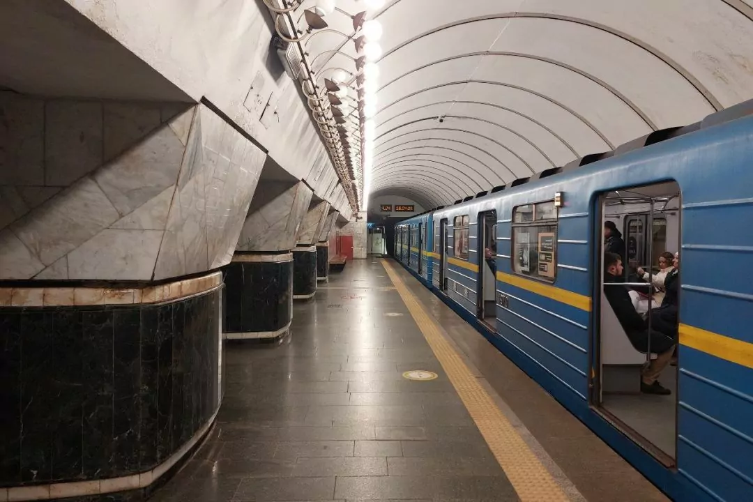 Через проблеми з електропостачанням метро працює з перебоями: які станції закриті