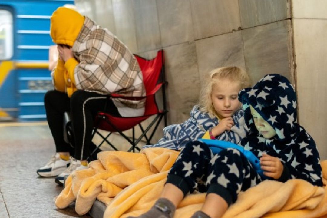 Кияни просять залишати вагони метро відчиненими під час нічних тривог