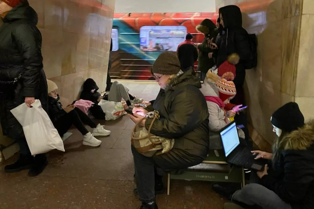 Фото: У метро з'явилися лави для сидіння під час повітряних тривог