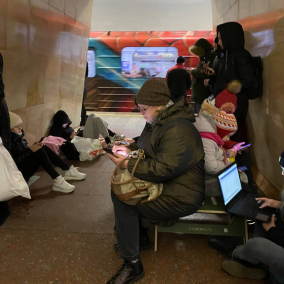 Фото: В метро появились лавки для сидения во время воздушных тревог