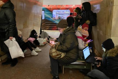 Фото: У метро з'явилися лави для сидіння під час повітряних тривог