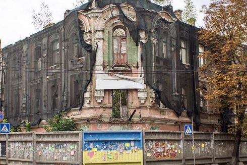 На Подоле разрушается архитектурный памятник «Дом Вертипороха». На владельца подали в суд