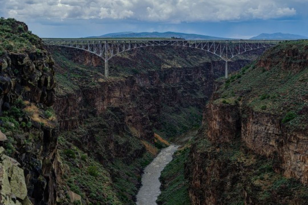 У США закрили міст через ущелину Ріо-Гранде після серії самогубств